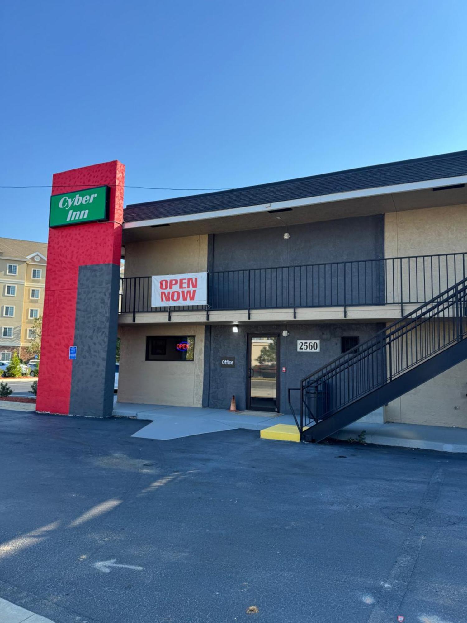 Cyber Inn Augusta Ngoại thất bức ảnh